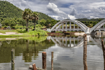 Fototapeta premium Tha Chomphu Bridge