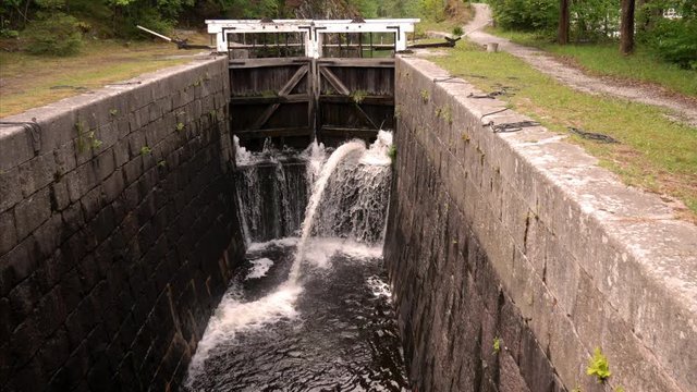 Closed pound lock with open water hatch