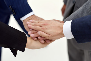 Obraz premium 円陣を組み手を重ね合わせるビジネスマン