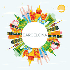Obraz premium Panoramę Barcelony z kolorowymi budynkami, błękitne niebo i miejsce na kopię.