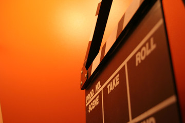 Filmklappe vor orangen Hintergrund