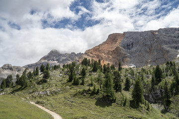 Fototapeta na wymiar Dolomiten-Wanderung durch Bergsturzgebiet