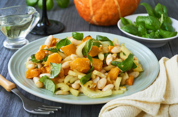Salad with baked pumpkin, beans and bell peppers
