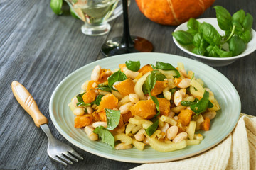 Salad with baked pumpkin, beans and bell peppers