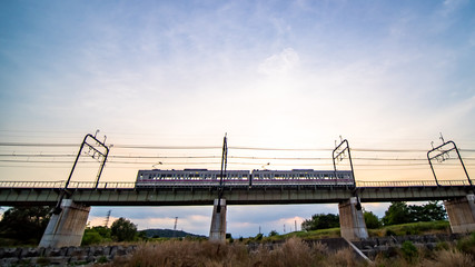 橋を渡る電車