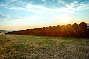 Röhren auf Feld und Acker im Sonnenuntergang