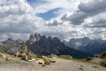 Dramatische Wolken, Berggipfel in den Dolomiten