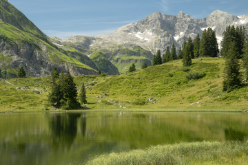 Landschaftsidyll: Körbersee, Bergsee auf dem Hochtannbergpass, im Vorarlberg, Österreich
