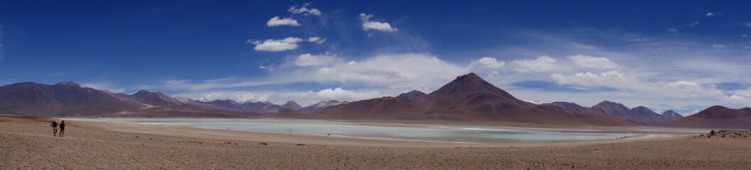 Wüstenlandschaft mit Lagune vor Vulkan-Kulisse
