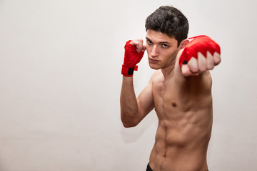 Giovane uomo si allena in palestra con guantoni da box