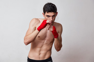 Giovane uomo si allena in palestra con guantoni da box
