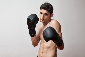 Plakat Giovane uomo si allena in palestra con guantoni da box