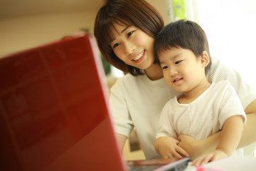 パソコンを使う女性