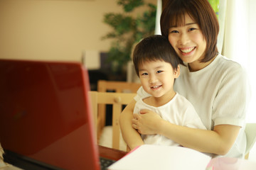 パソコンを使う親子