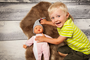 mit der Puppe spielen