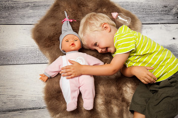 Kind hat Spaß mit der Puppe