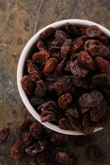 dried raisins in dish