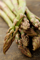 preparing fresh asparagus spears