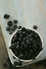 dried currants in dish