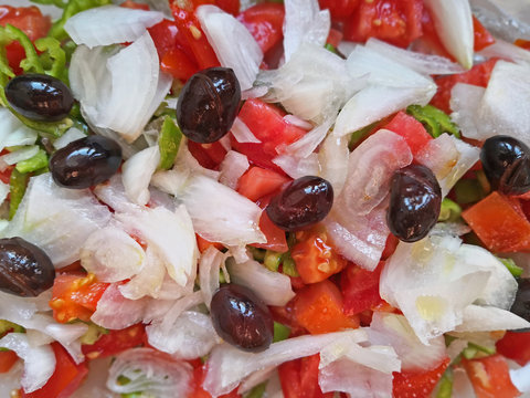 Domatesli, biberli , soğanlı , zeytinli salata 
