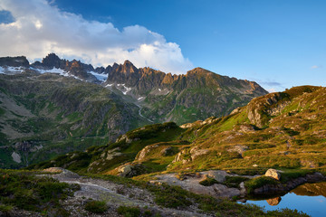 Abendsonne, Bergsee Seebodensee, Blick Richtung Sustenpass, Bergmassiv, Gletscher, Licht und Schatten, Himmel mit Wolken