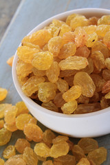 dried sultanas in dish