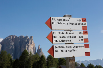 Weginformationen im Südtiroler Rosengarten