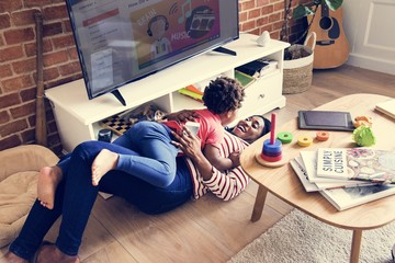 Mom and son are spending time together © Rawpixel.com