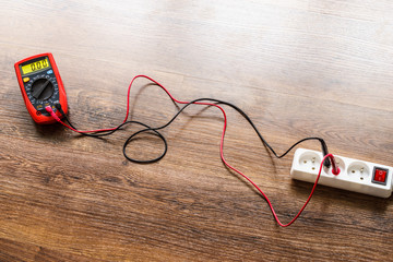 Measurement voltage in electrical socket with multimeter