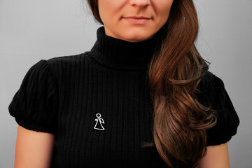 Woman wearing a golden brooch with a angel