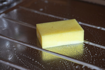 Küchenspüle mit Schwamm reinigen