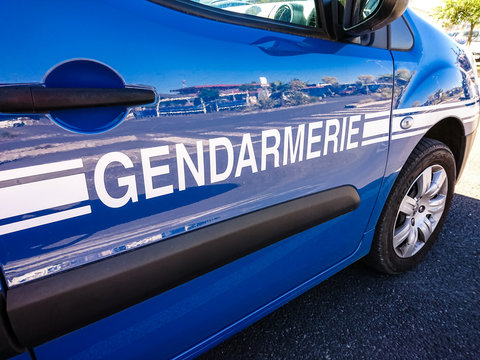 v&eacute;hicule de gendarmerie