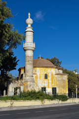 Fototapeta na wymiar Moschee mit Minarett auf Rhodos