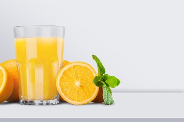 Orange juice and slices of orange