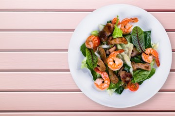 Spaghetti with shrimps, tomatoes and chopped parsley
