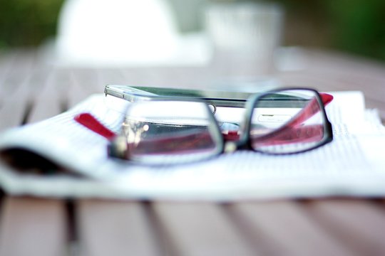 okulary na gazecie , czytanie prasy 