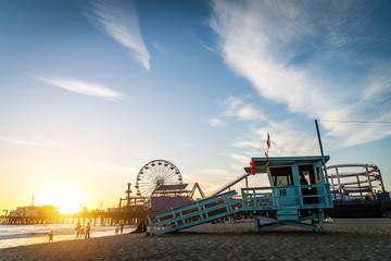 Santa Monica-pijler bij zonsondergang
