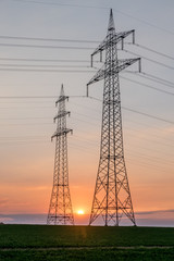 Strohrollen und Strommasten