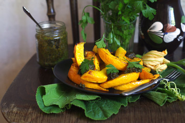 gebratene Spalten vom Hokkaido Kürbis mit Petersilie - Walnuss Pesto