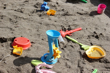 Plastikspielzeug in einer Sandkiste
