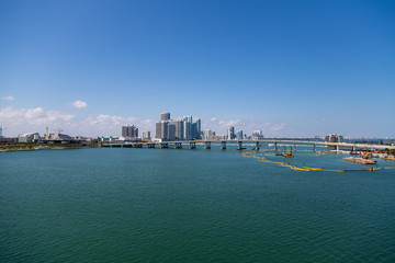 Fototapeta na wymiar Skyline und Beach von Miami, Florida
