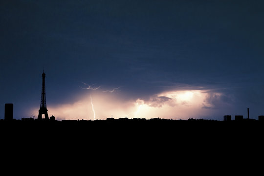 orage foudre paris tour eiffel &eacute;clair tonnerre orageux nuage m&eacute;t&eacute;o lourd sombre changement climatique climat