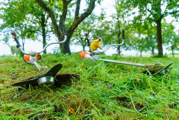 Motorsensen in der Obstwiese