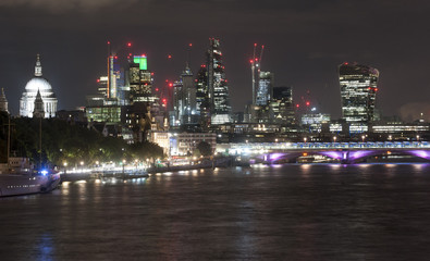 Fototapeta premium London skyline at night from Waterloo Bridge
