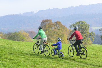 Obraz premium Radtour im herbstlichen Oberland