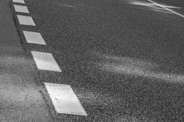 Fototapeta premium asphalt mit weissen markierungen