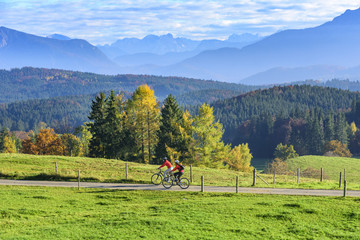 zwei Frauen machen Radtour im herbstlichen Oberbayern