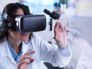 Scientist using virtual reality to understand a research experiment in the laboratory