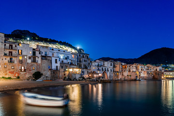 Cefalù vista di Sera con la luna che sorge