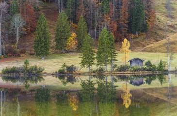 Herbstmorgen an einem idyllischen See im Werdenfelser Land